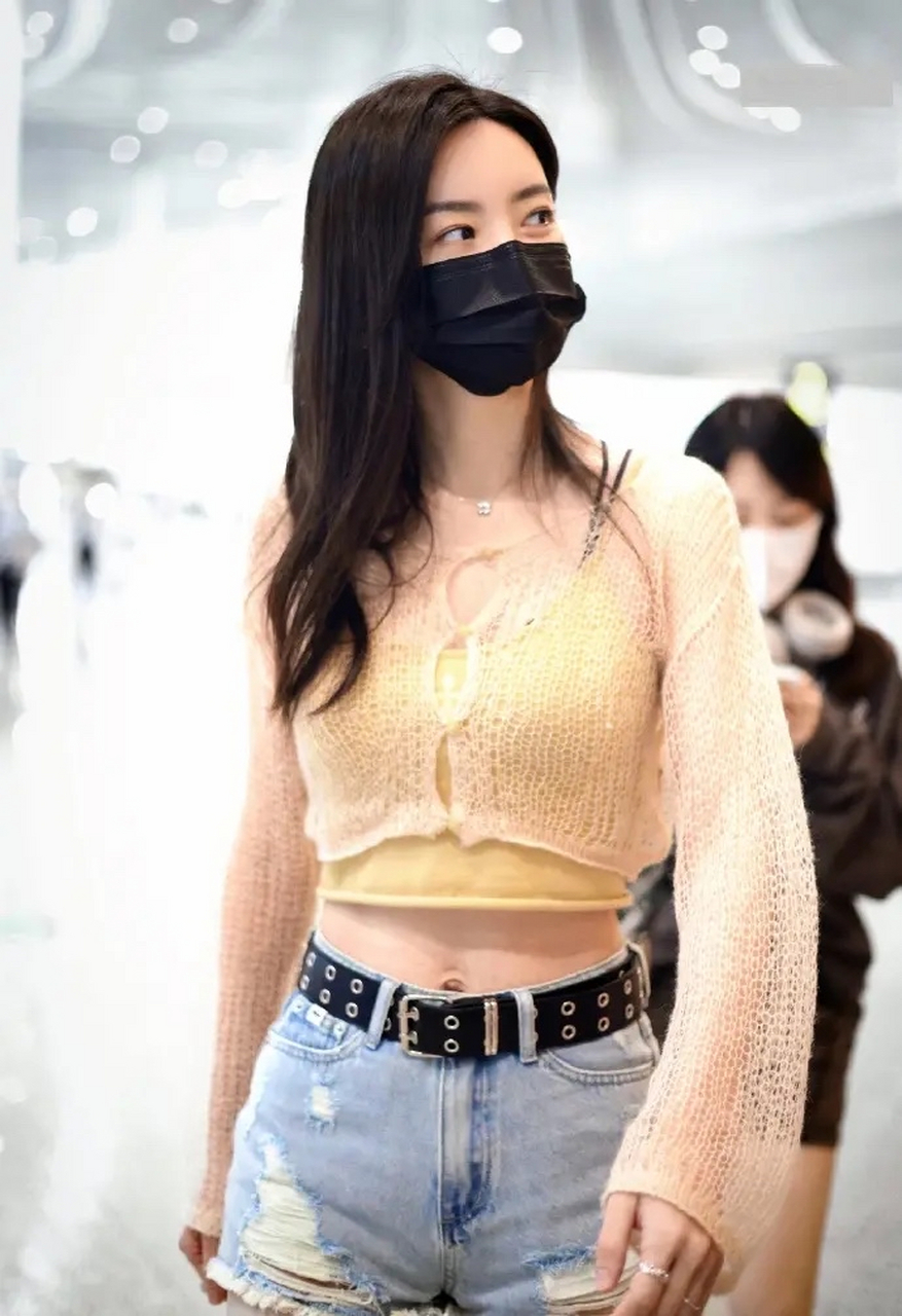 于文文上身穿米色针织衫,下身搭配蓝色牛仔短裤,秀出了一双纤细的
