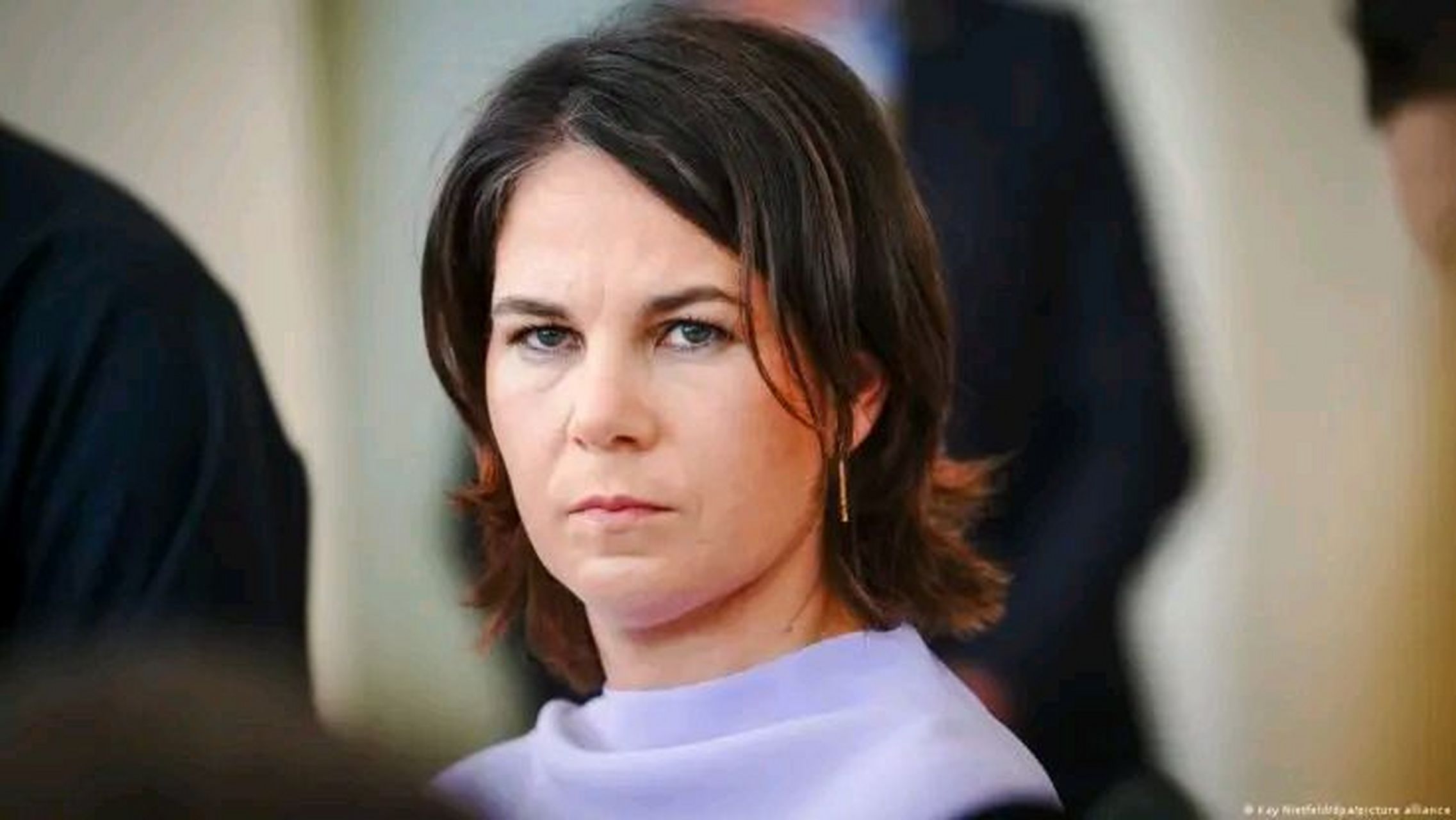 德国《图片报》4月26日报道,德国女外长安娜莱娜·贝尔博克25号拒绝