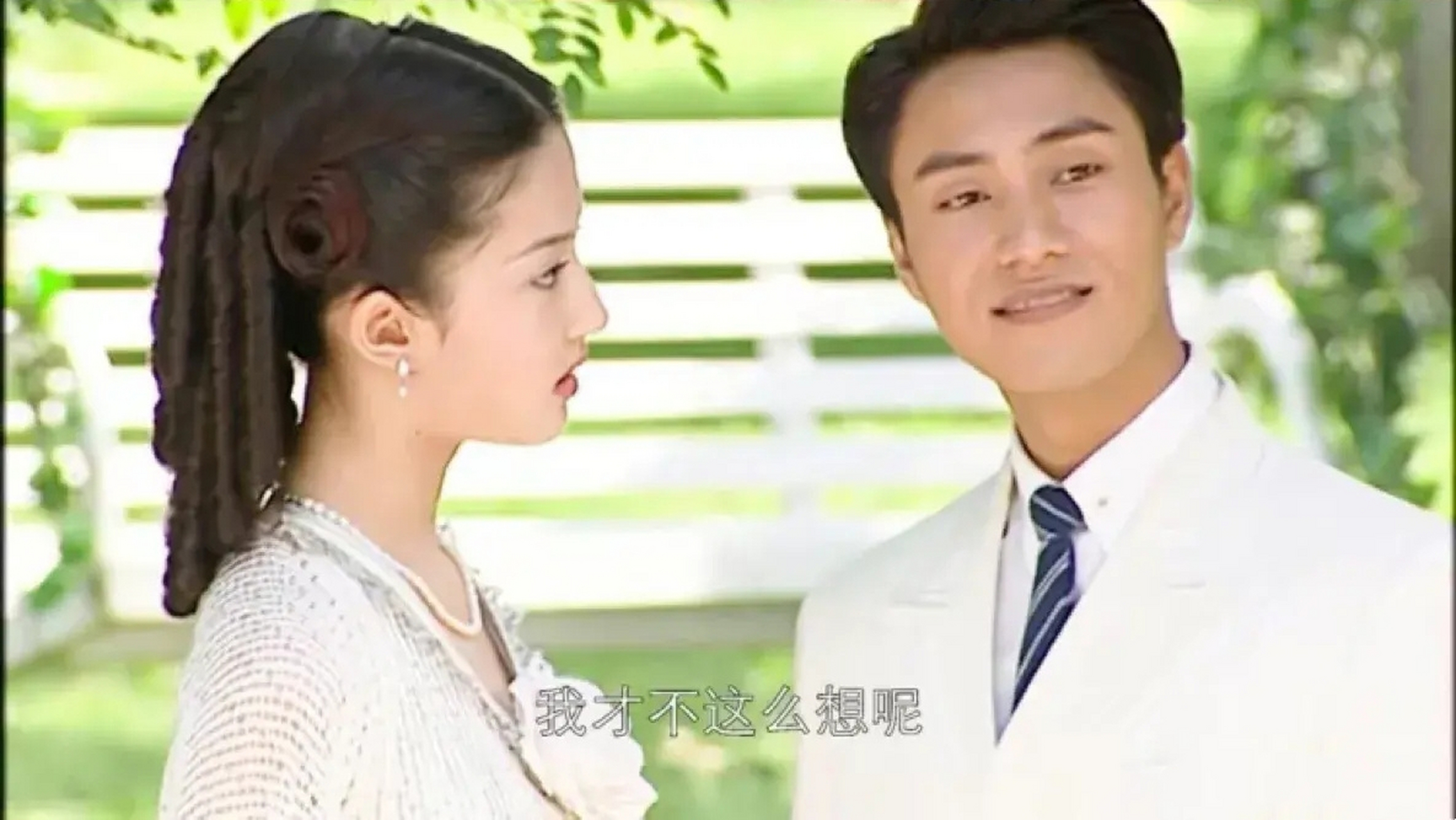 刘亦菲,董洁《金粉世家》剧照对比图,董洁的侧脸居然比刘亦菲的还优越