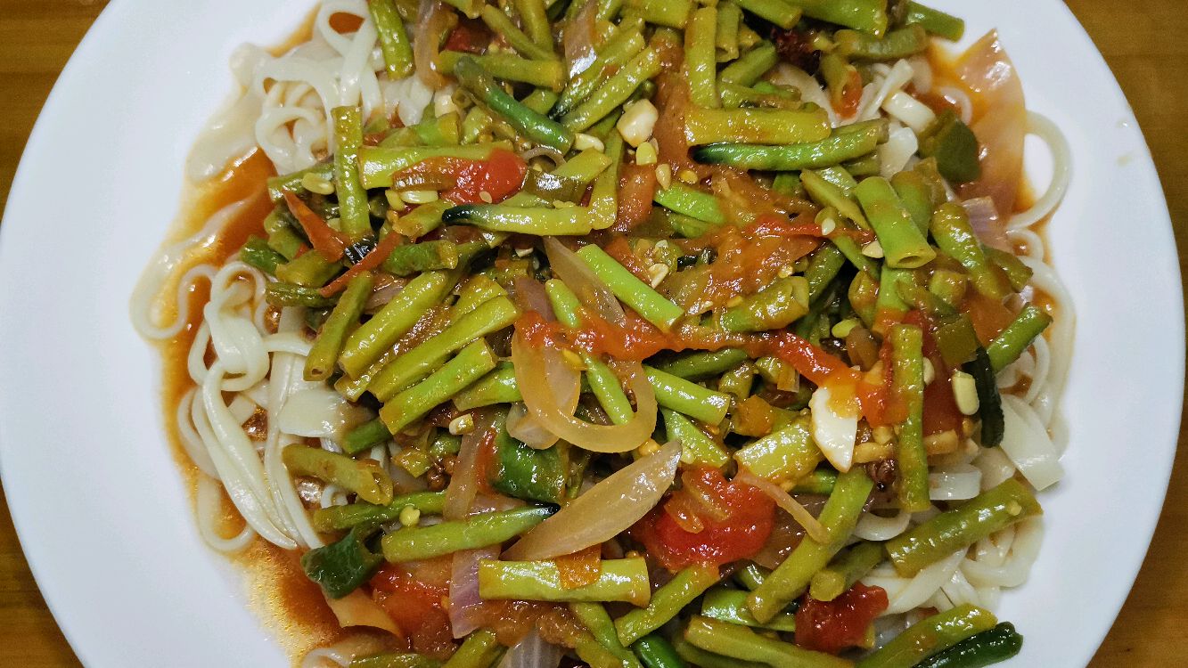 午饭做个新疆特色美食,豇豆拌面,一大盘子一扫而空