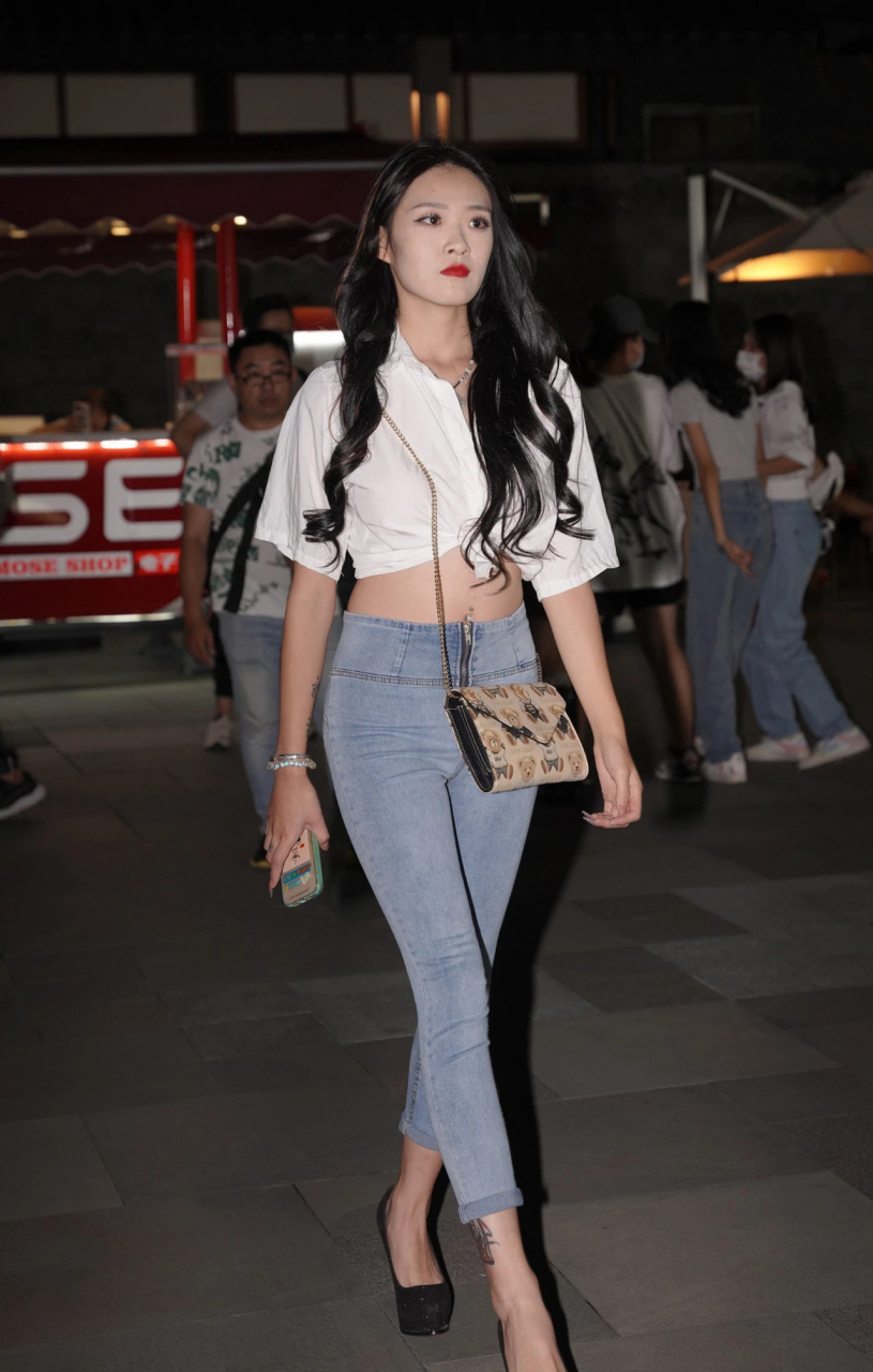 街拍欧版牛仔裤搭白衬衣帅气迷人#时尚街拍美女# #紧身牛仔裤美女