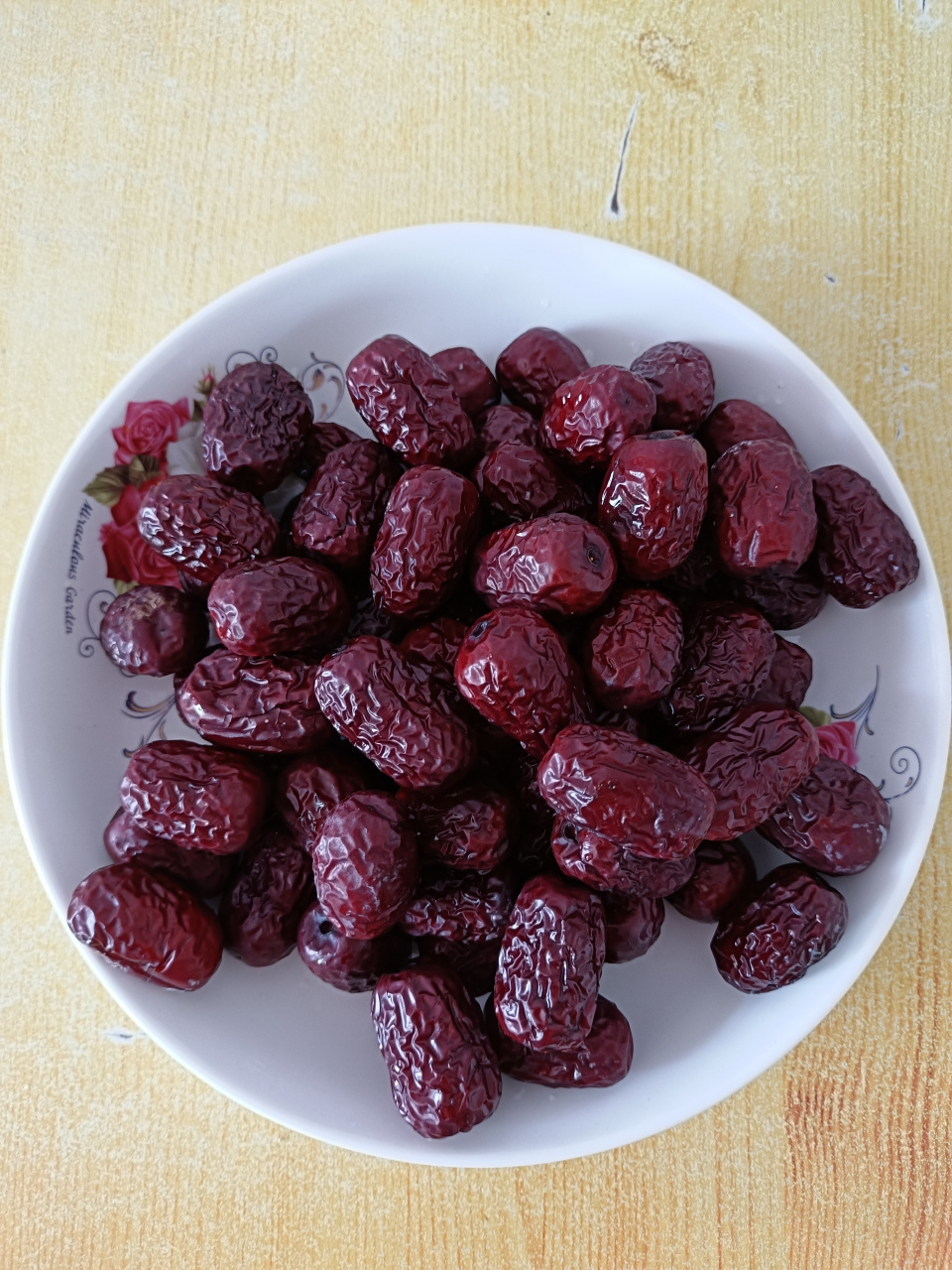 今天第一次蒸了红枣,以前还真没这样蒸过红枣,这个方法还是今天邻居