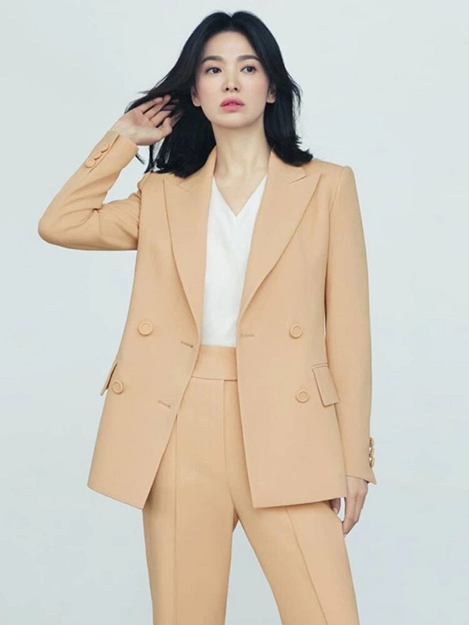 出干练霸气的一面,而选择这种清新甜美的黄色,中和了西装的干练和严肃