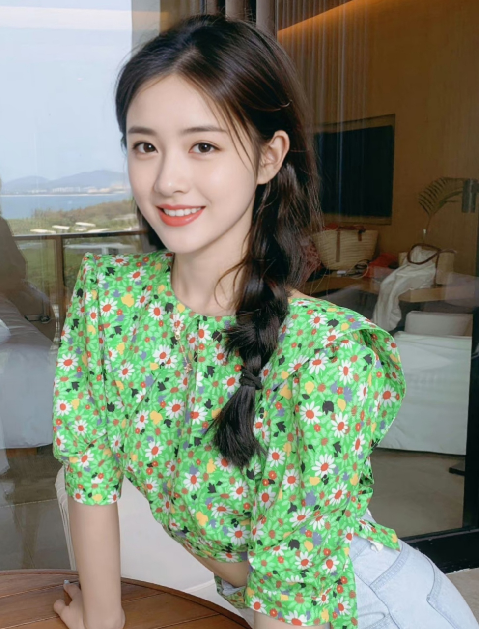 看这组照像村姑一样麻花辫子绿花衣服,有一种乡村的味道,清纯美丽,有