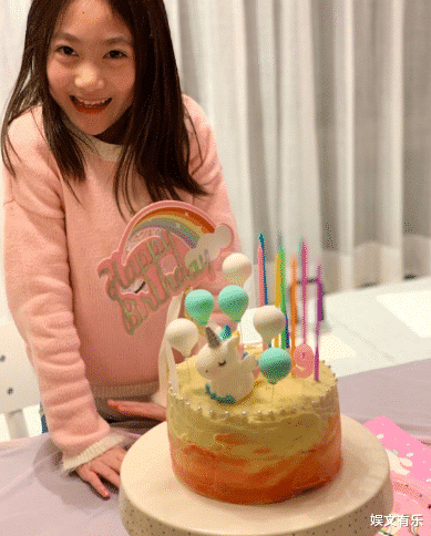 《爸爸回来了》萌娃奥莉长残,9岁生日照曝光,方脸大鼻眼袋重