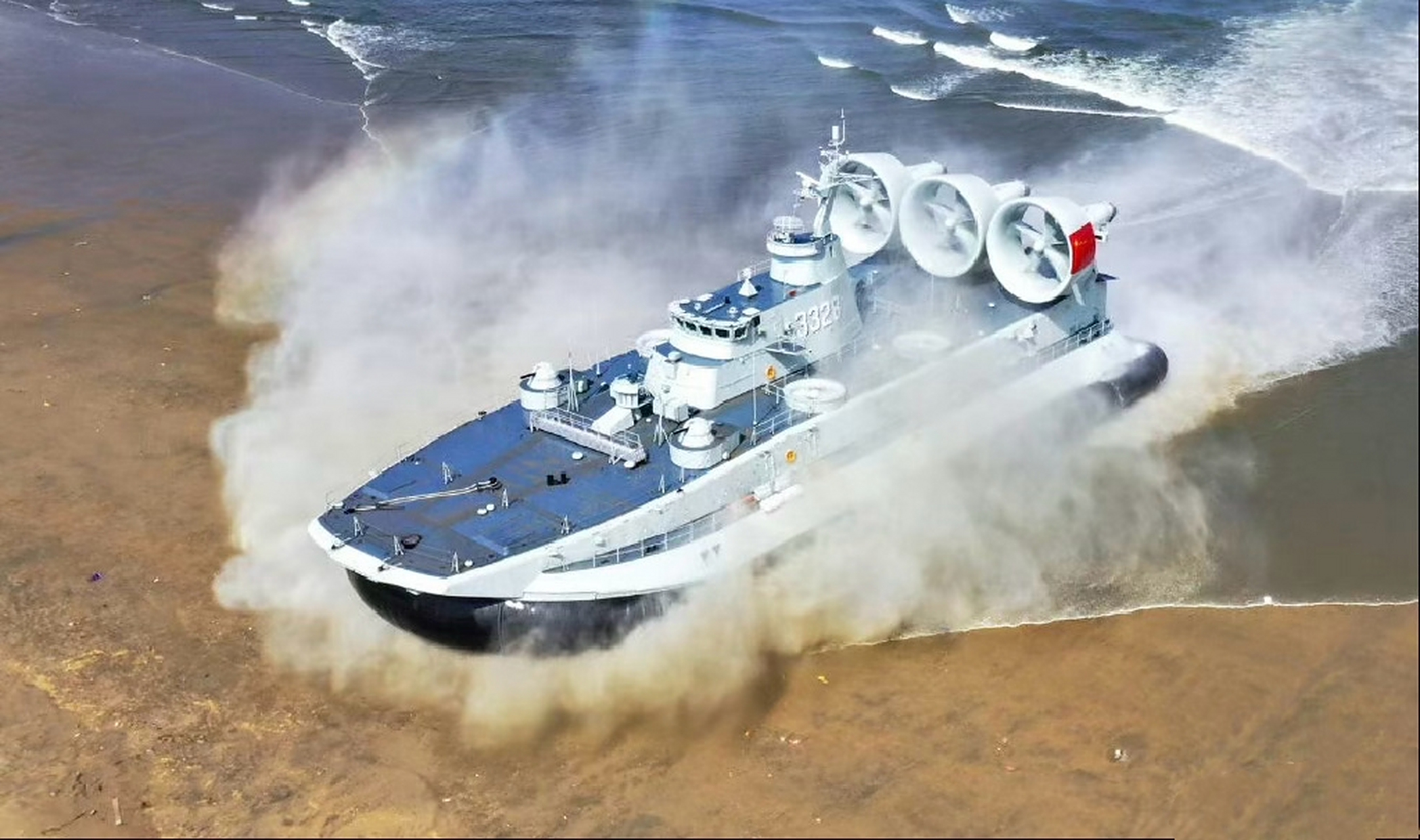 网络照片显示,国产"野牛"级大型气垫登陆艇3260号曝光,此前我国已经