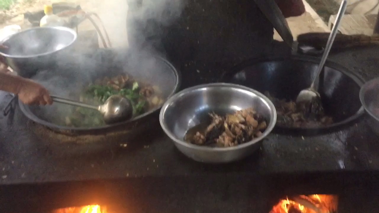 维吾尔族过肉孜节 我们顺便也过个年 大盘鸡大盘鱼大酒整起