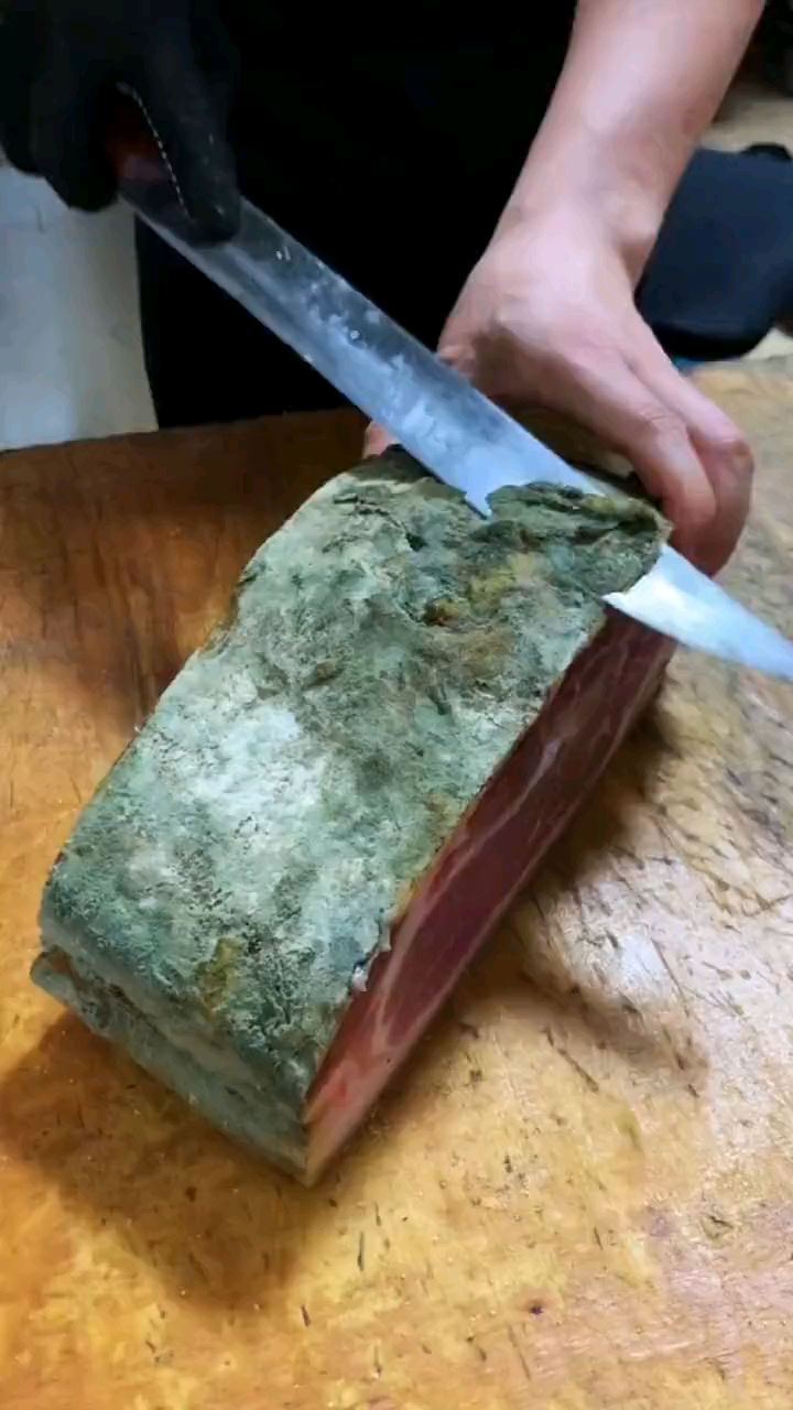 去大叔家吃饭,居然拿发霉的肉给我们吃