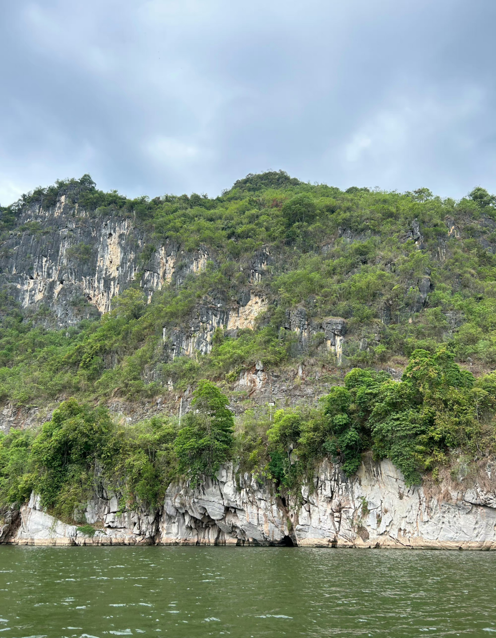 来宁明坐船游明江,体验桂林山水般的风景