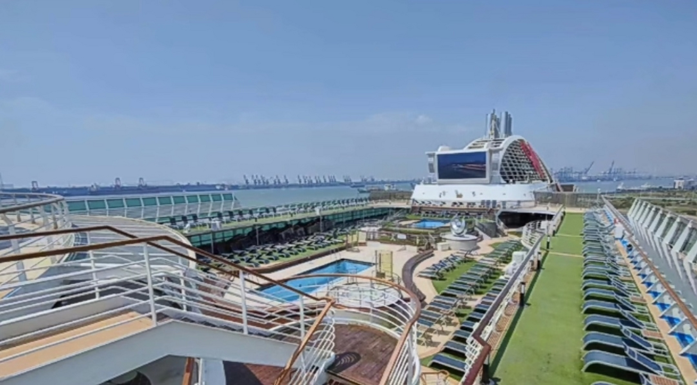 【豪华游轮入驻天津】近日,东方国际邮轮公司所属"梦想"号邮轮靠泊天