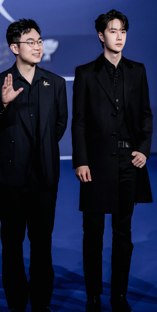 大衣是celine 2023秋冬系列,模特上身是雅痞味道,王一博则穿出了老钱