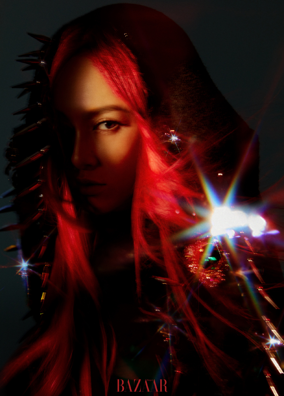 唐嫣时尚芭莎大片 摄影师用光影和糖糖的眼神表情相结合,呈现出炙热和