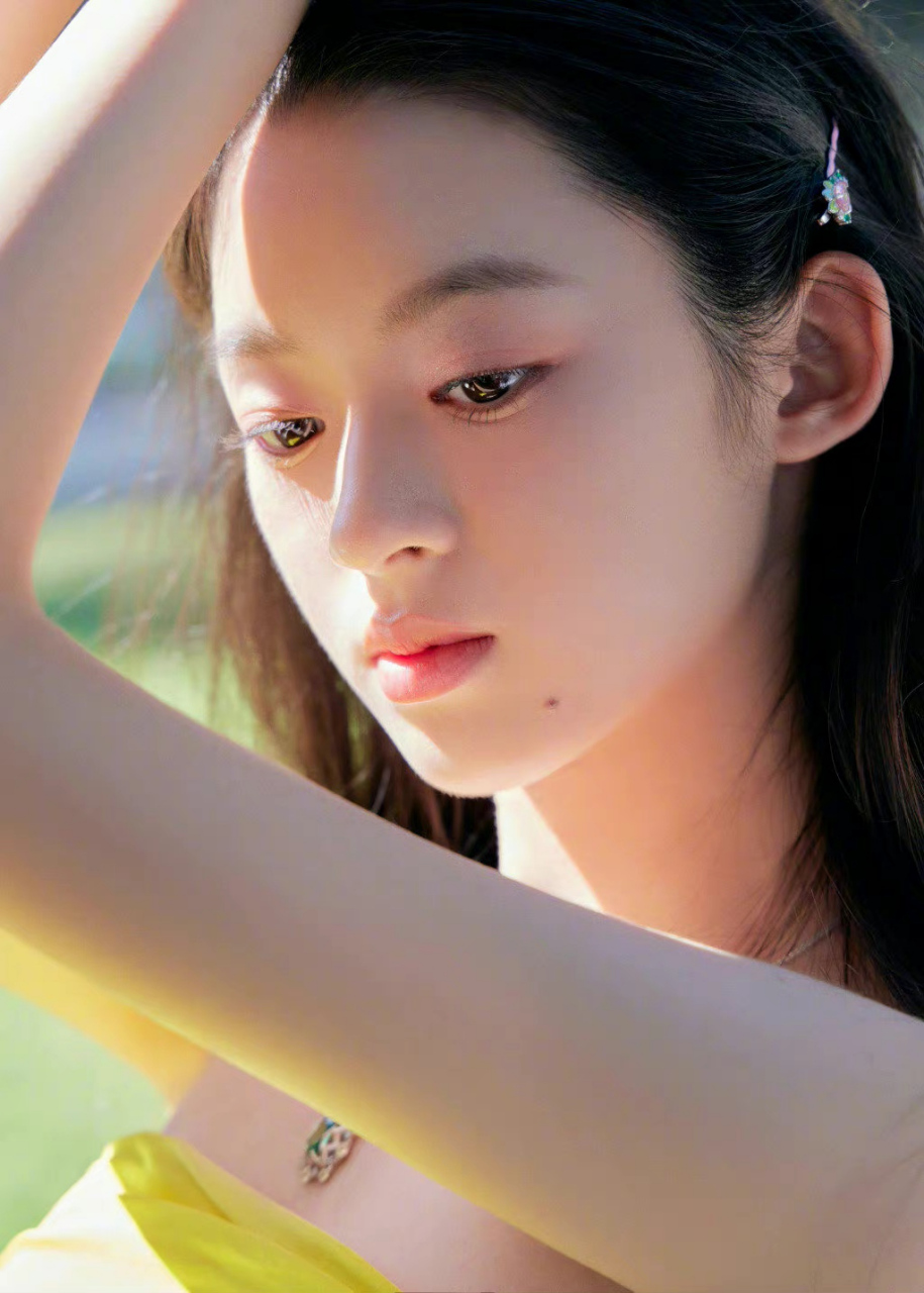 黄杨钿甜# 一袭黄色抹胸礼服,又纯又欲,可爱灵动,尽显俏丽清甜的膳