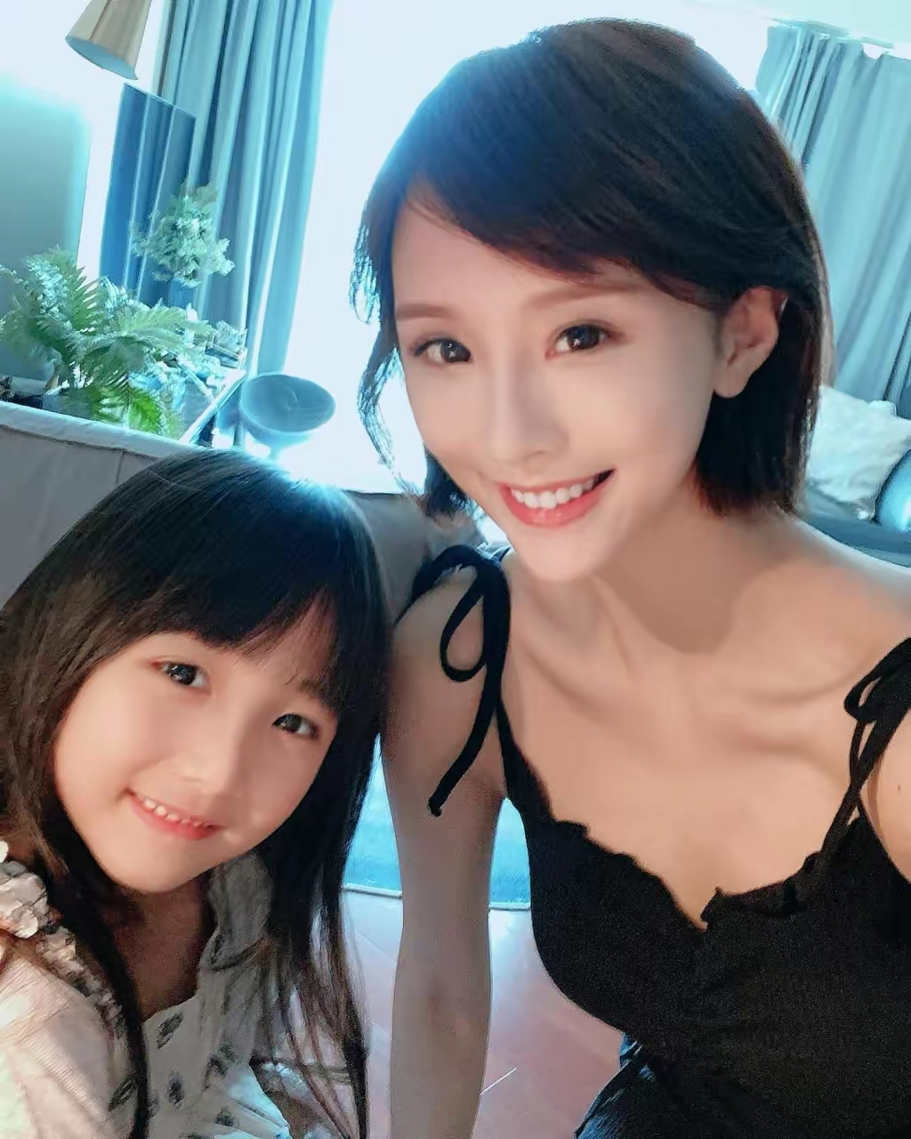 蔡卓妍与百亿前男友被曝三人行!