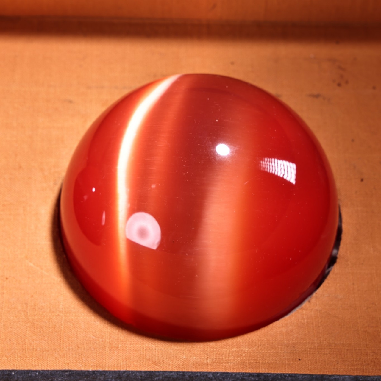 珍品旧藏收清代宫廷御藏罕见红色猫眼石球一对 保存完好  配老漆器官