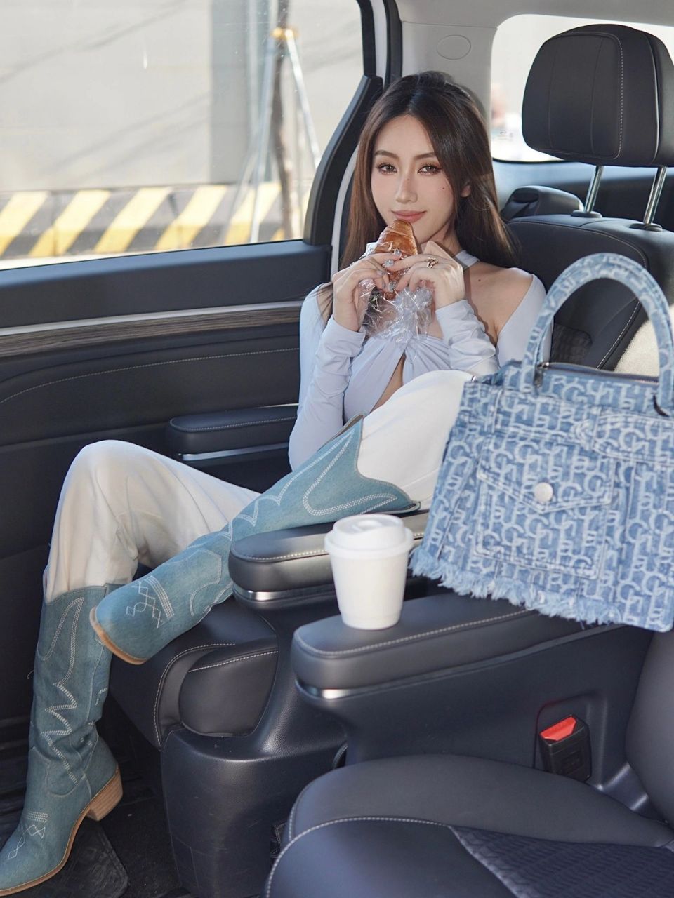 欧美风妆容,性感美女车内自拍照[照相机]