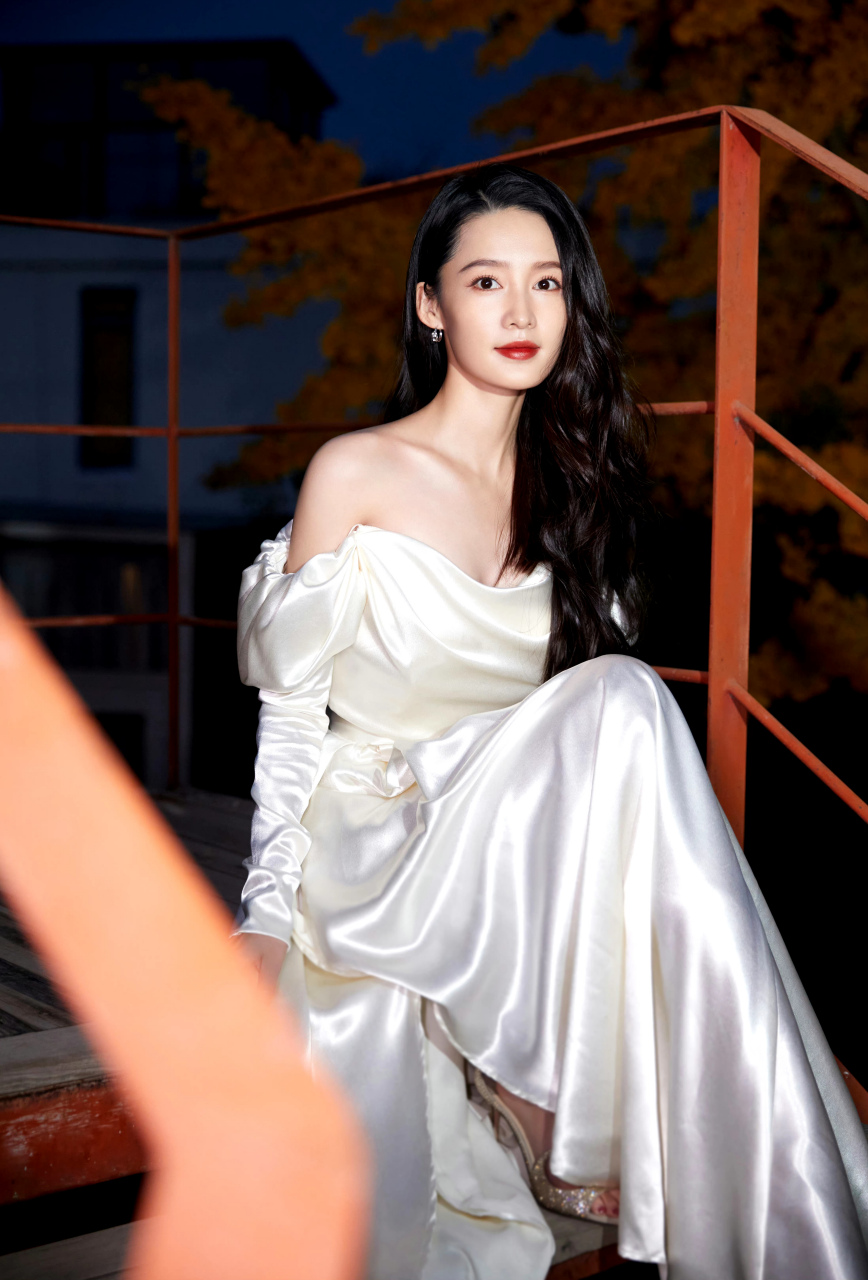 李沁# 新造型气场全开,穿一袭精致小白裙,优雅和少女感都有.