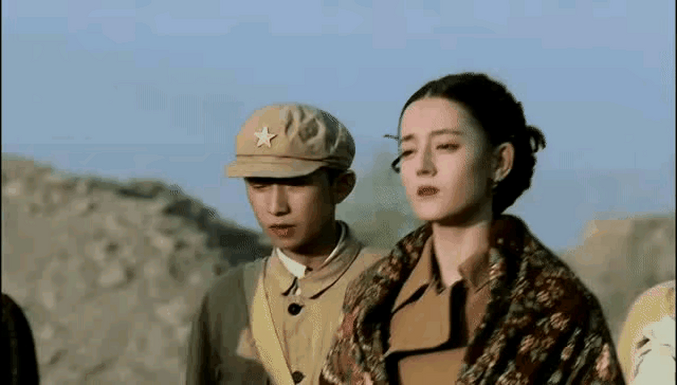 2011年,迪丽热巴领衔主演了红色革命剧《阿娜尔罕》,当时的她看着好