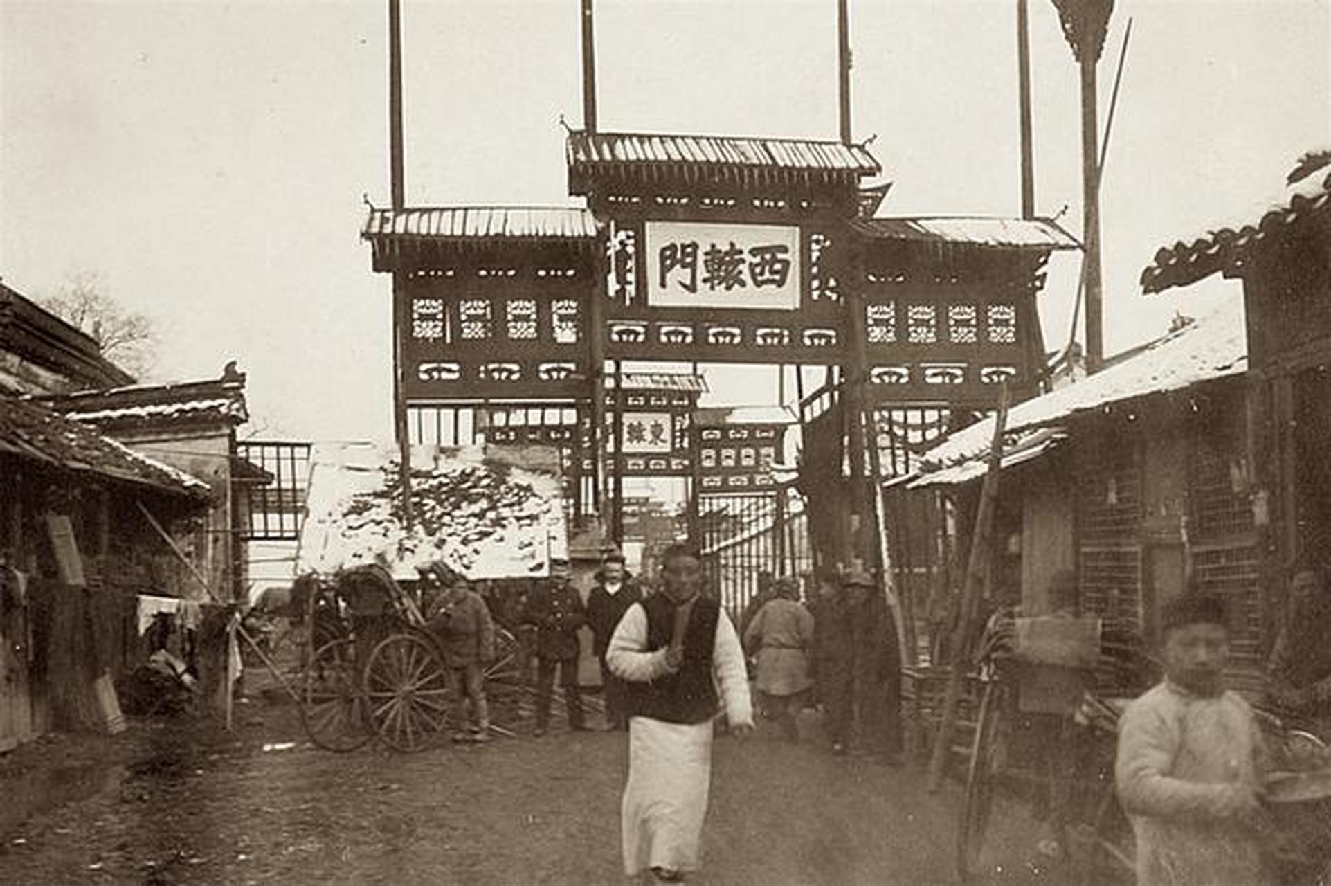 老照片  清末民初  南京西辕门牌楼  百姓生活实况