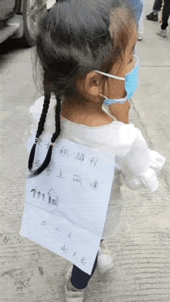 深圳小女孩独自一人排队做核酸,转身一幕令人心疼:孩子越用越灵