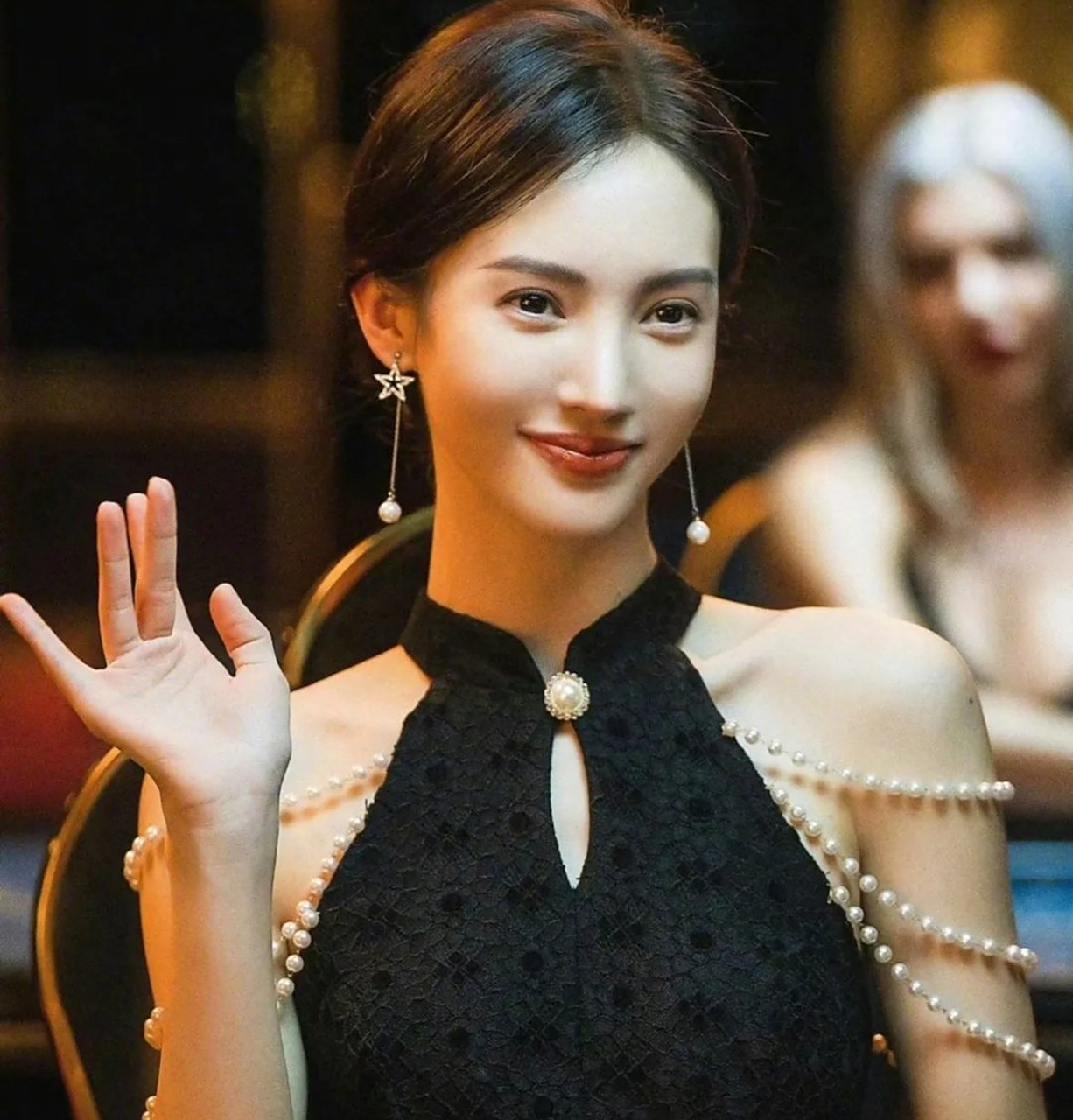 在《孤注一掷》这部作品中,金晨所扮演的角色经历了许多波折和挑战.