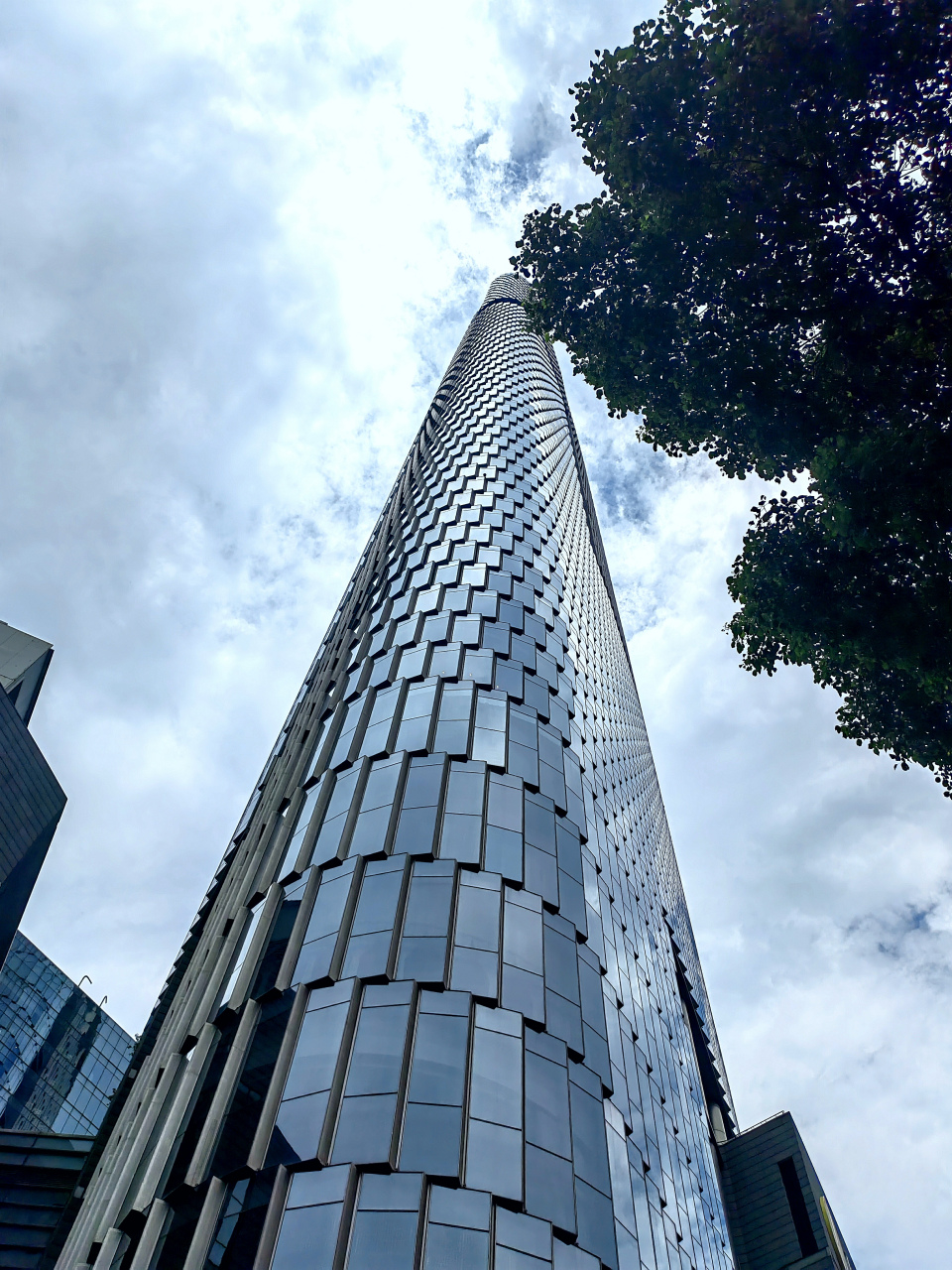 全国十大高楼之一的南京紫峰大厦,它曾获中国建筑学会优秀建筑结构