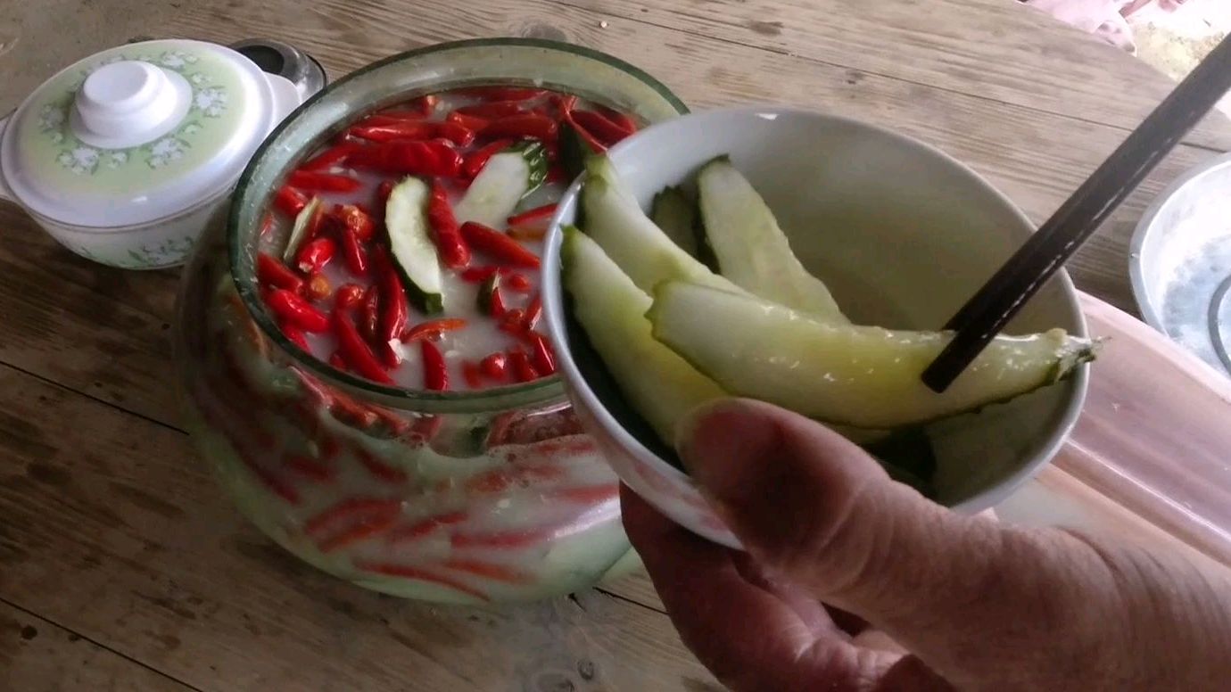 广西平南传统美食“明火白粥”加上这个祖传酸菜看到你口水都流