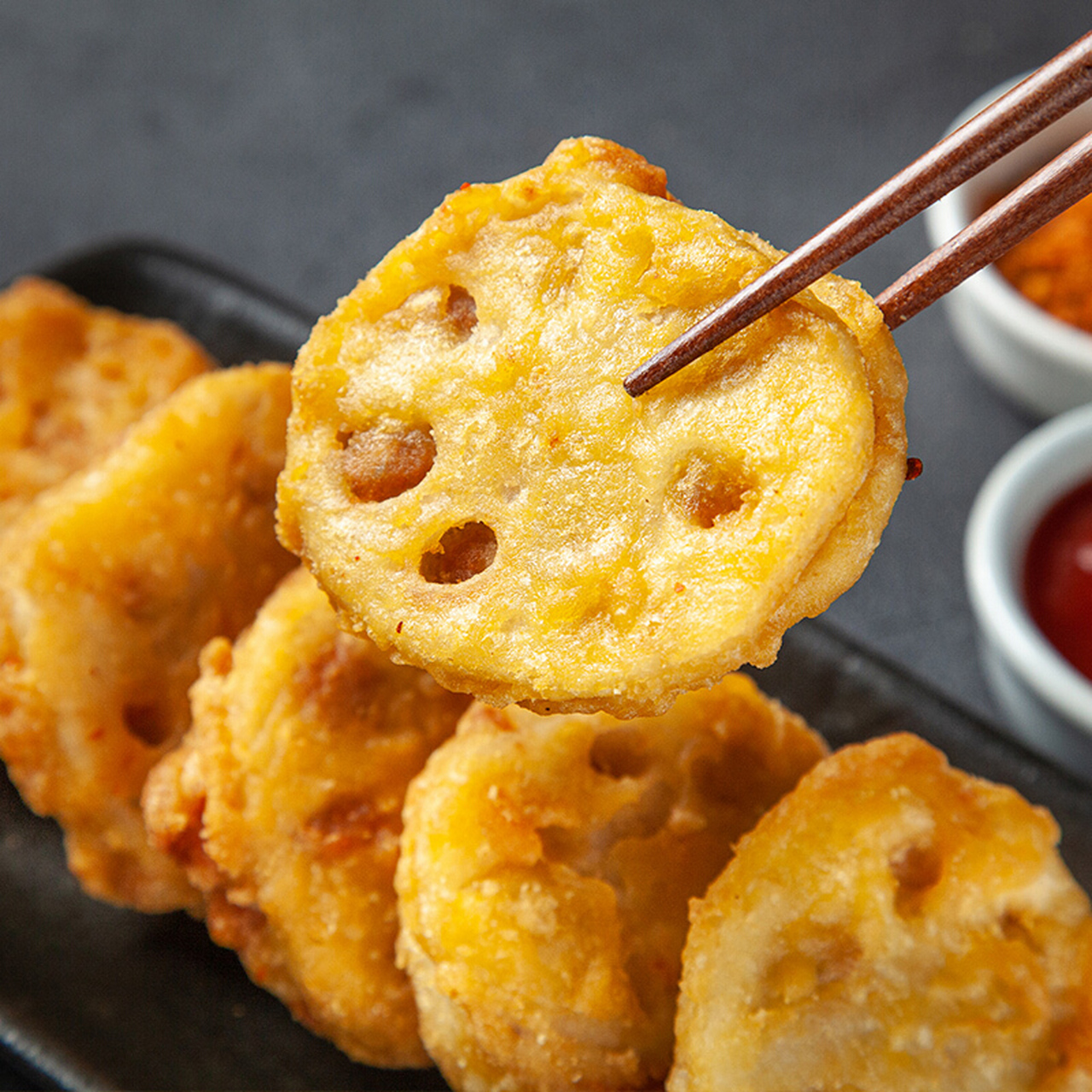 藕夹,是一道传统的湖北家常菜,通常当作零食,下饭菜和下酒菜,酥脆可口