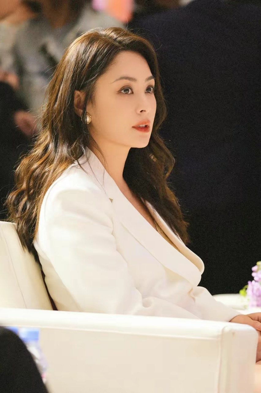 "女企业家气质"钟欣潼无敌了,除了腿粗,其他都太完美了,这可是生图啊