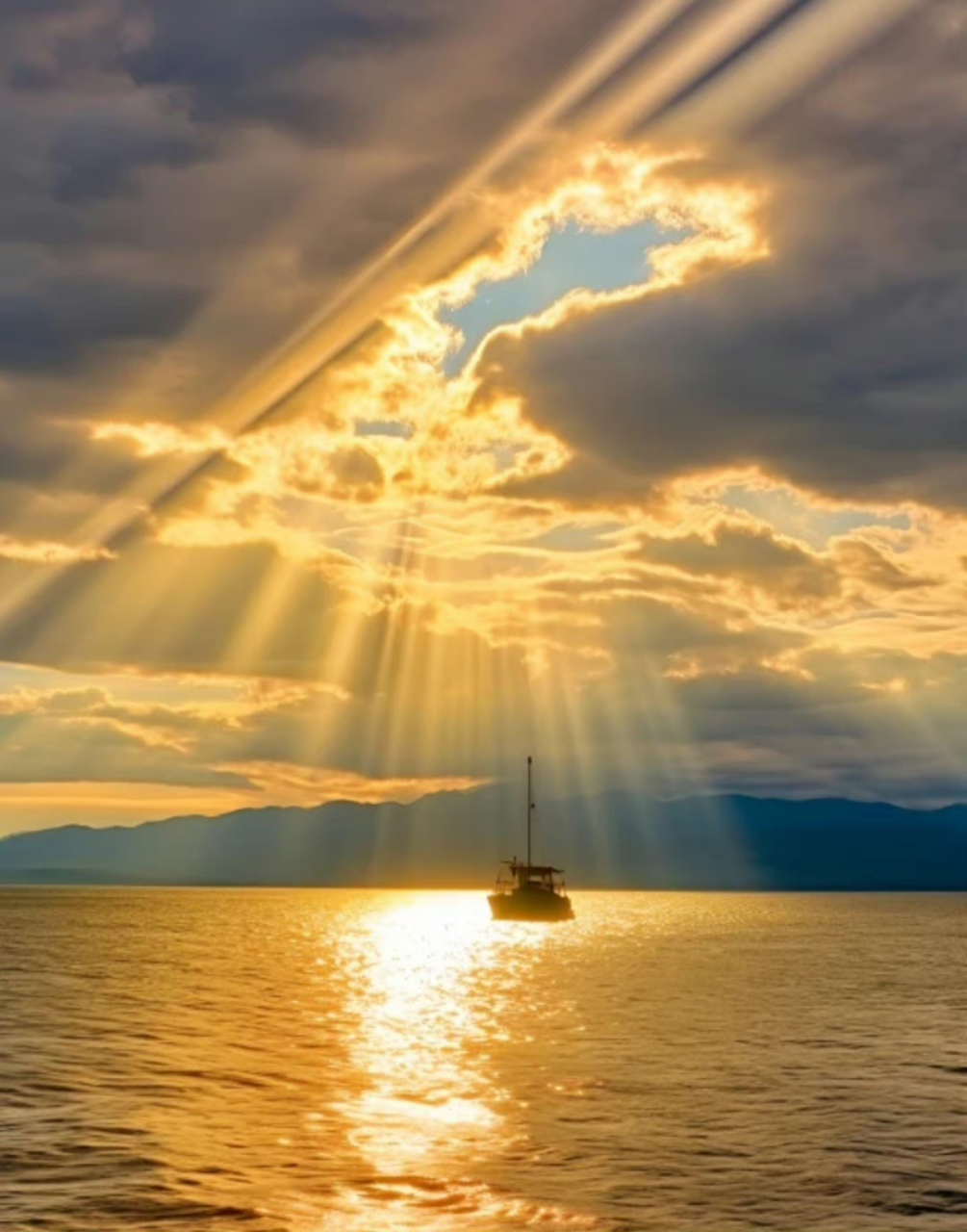 原来现实中真的有"耶稣光",当光遇到了丁达尔效应,便有了形状!