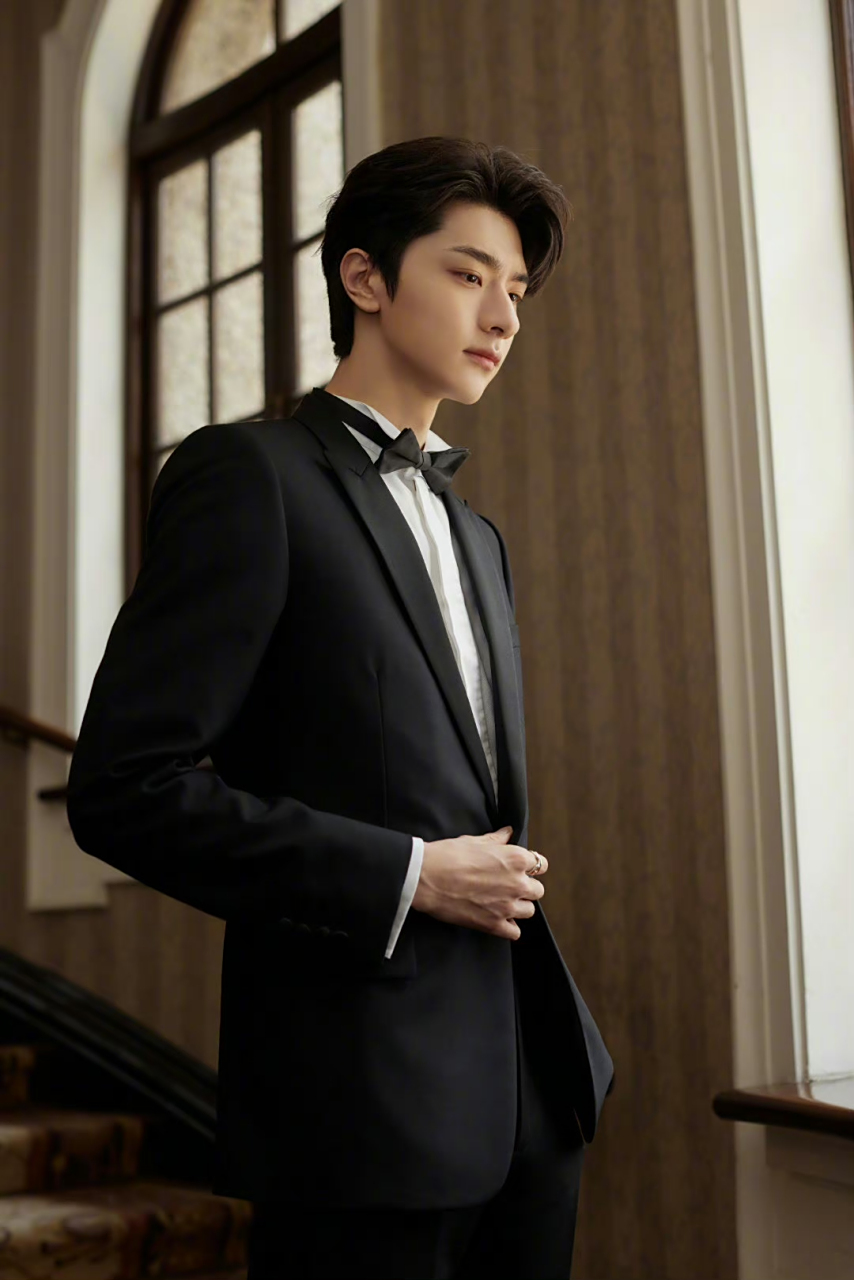 林一简单正装造型亮相voguefilm之夜,俊朗轮廓   高挑身段,帅气的39