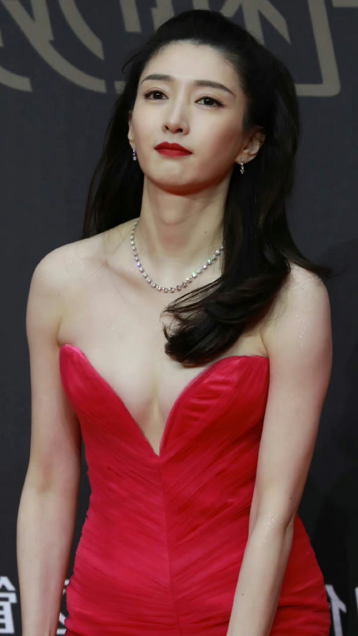 江疏影# 高贵冷艳的气质女神,丰满傲人的事业线,婀娜多姿,窈窕曼妙的