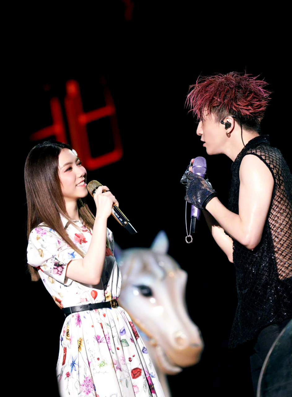 邓紫棋来到了薛之谦演唱会.她穿着一套花裙子,宛如一个邻家小妹妹.