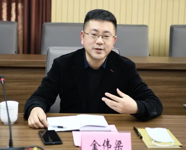 活动现场,金伟梁用英文向海外专家介绍柯桥,发出全球邀请,整整2分50秒