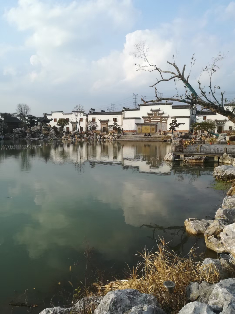 遇园位于南京市溧水区洪蓝街道傅家边景区深处的山凹村中.