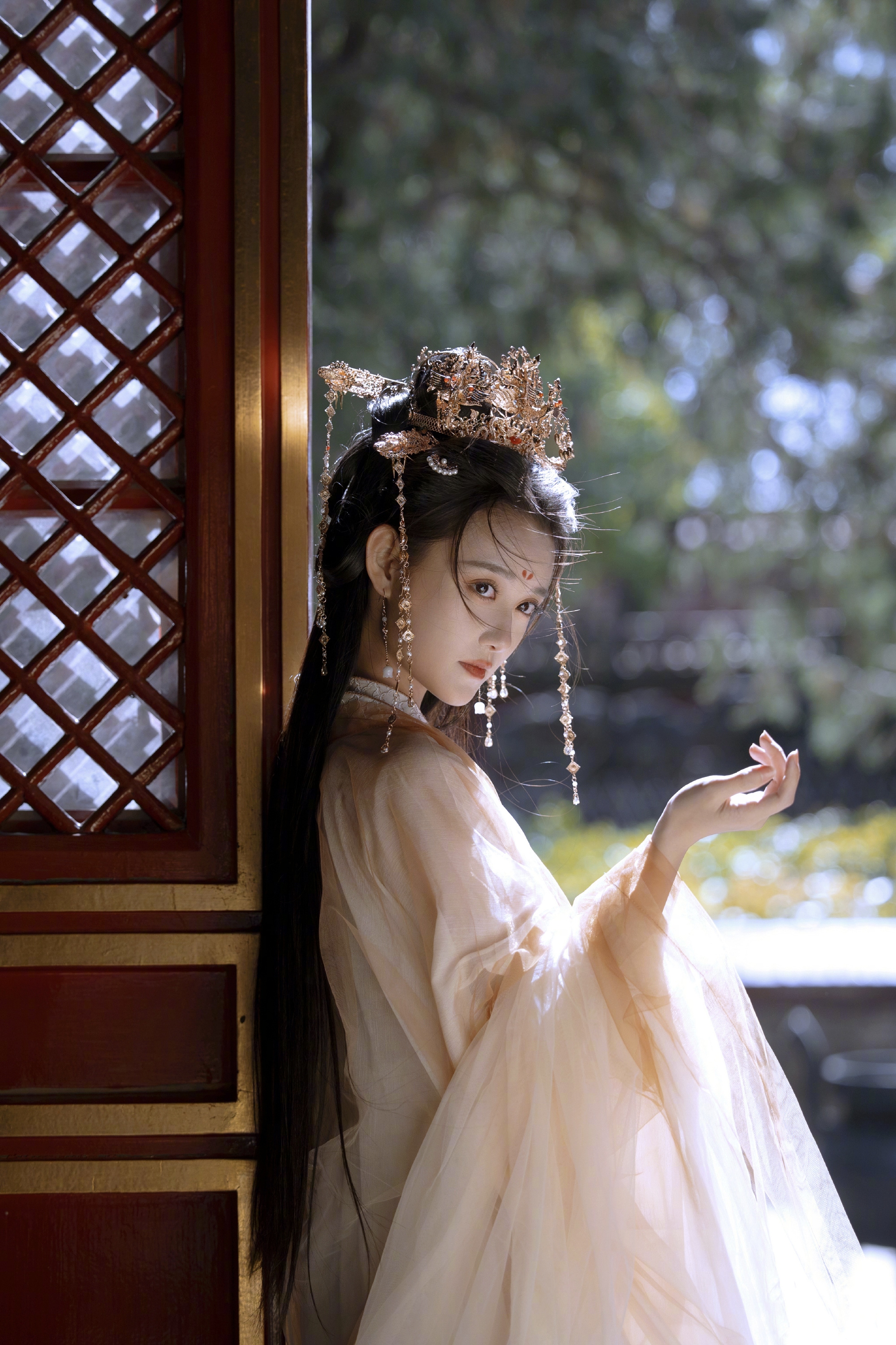 蒋依依最新古风写真大片释出,她一身金色绣花长袍,头披白色轻纱仙气
