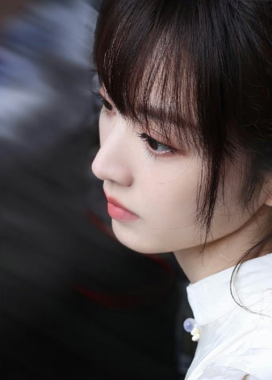 田曦薇# 一袭白色旗袍,清纯甜美的容颜,婀娜多姿的曼妙身姿,清纯甜美