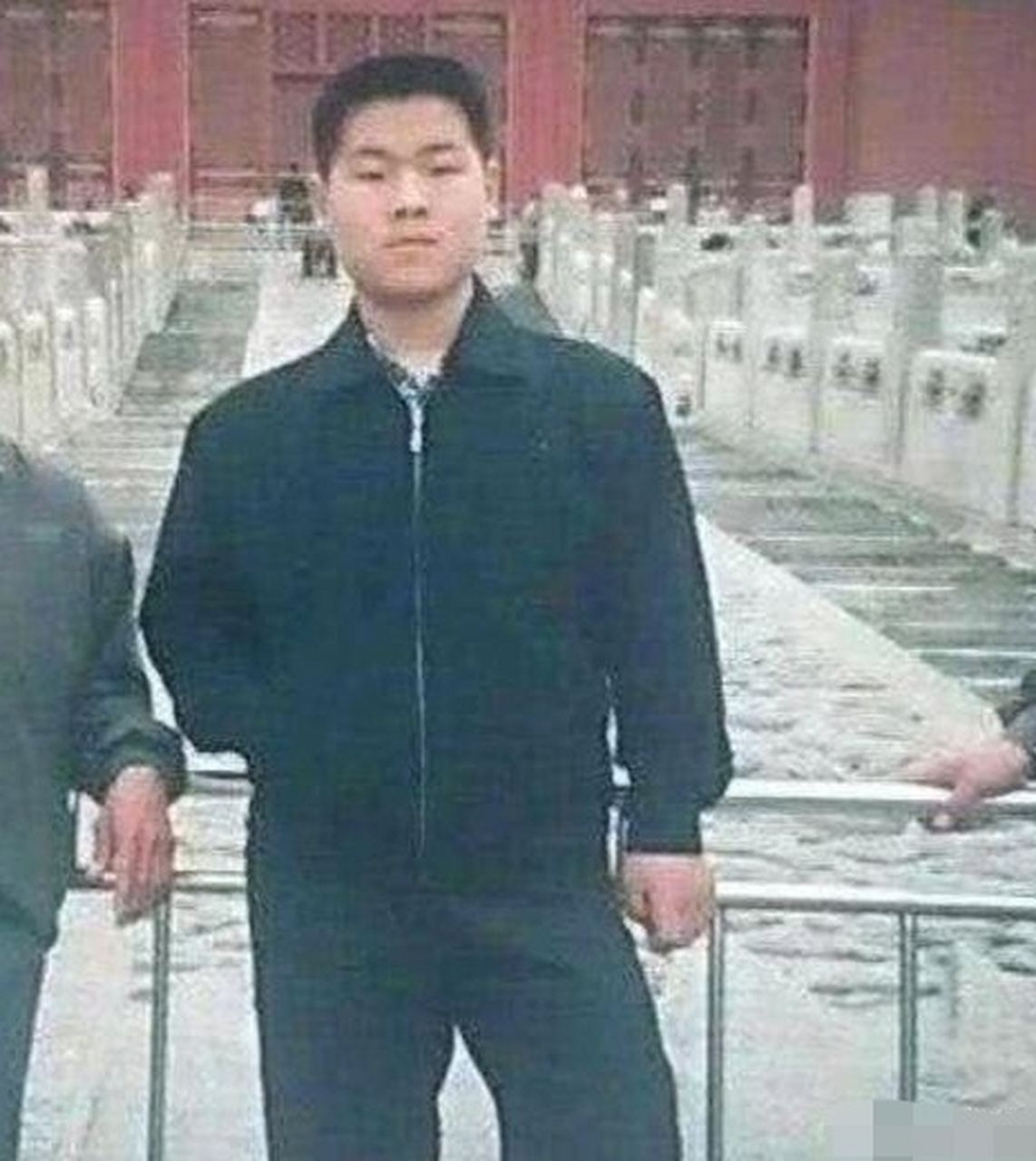 1999年,14岁的河南小伙岳云鹏来到北京,这个时候他还很年轻,有几分