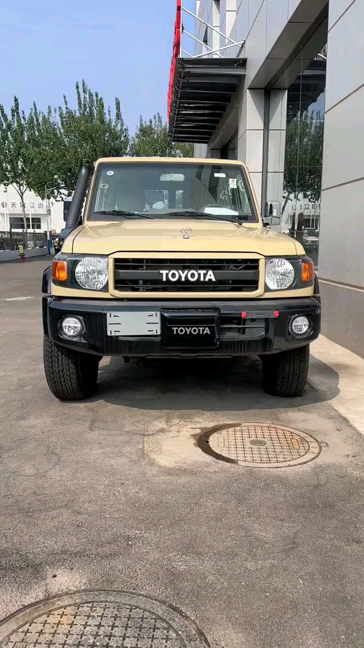 丰田酷路泽lc76沙漠黄