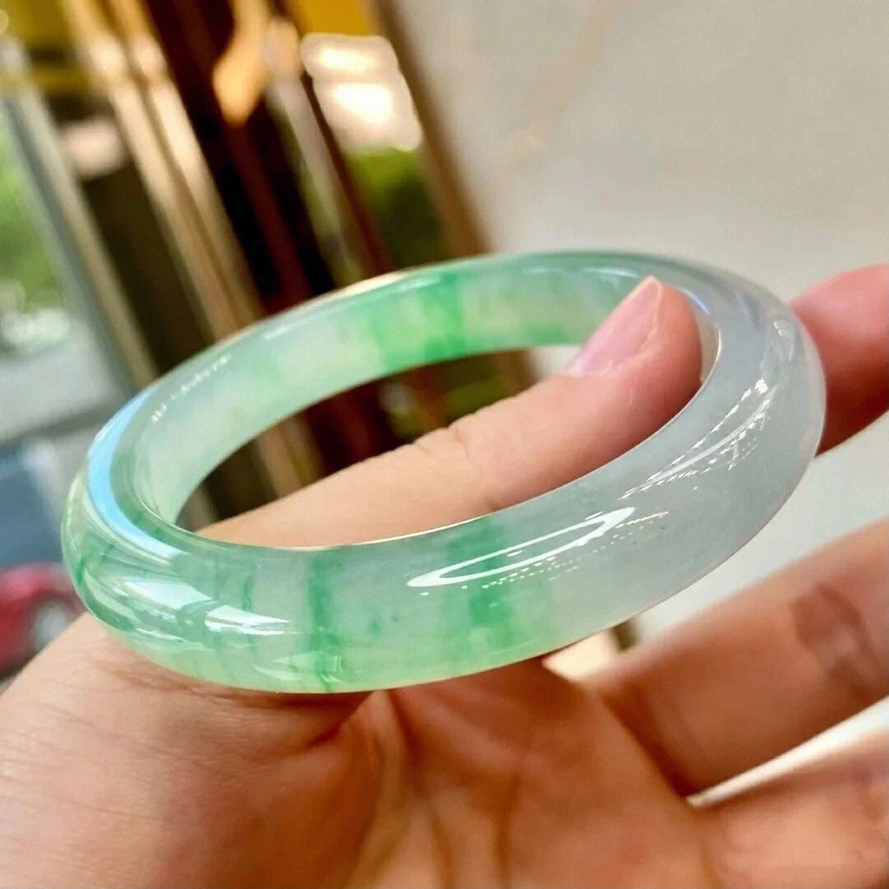 金丝绿翡翠手镯,冰种带绿,淡淡的阳绿 种色兼备 ,底妆种老胶透,花色色