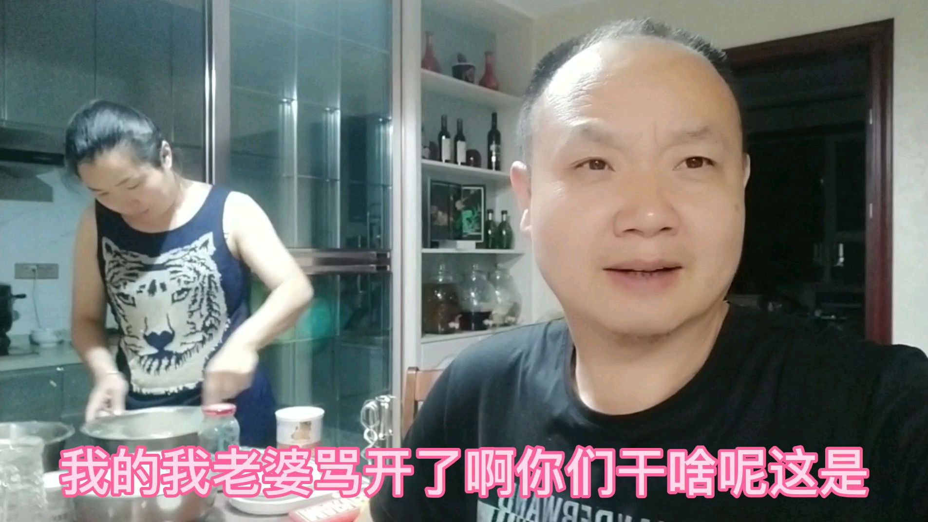 儿媳妇还有这手艺,给婆婆做生日蛋糕,老公不帮忙玩手机被骂了