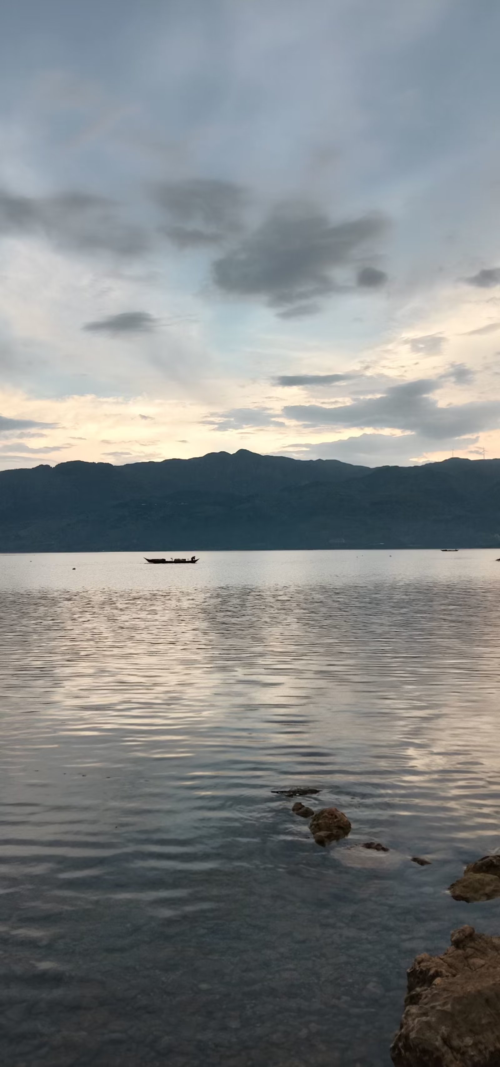 云南玉溪抚仙湖水底有古城的民间传说