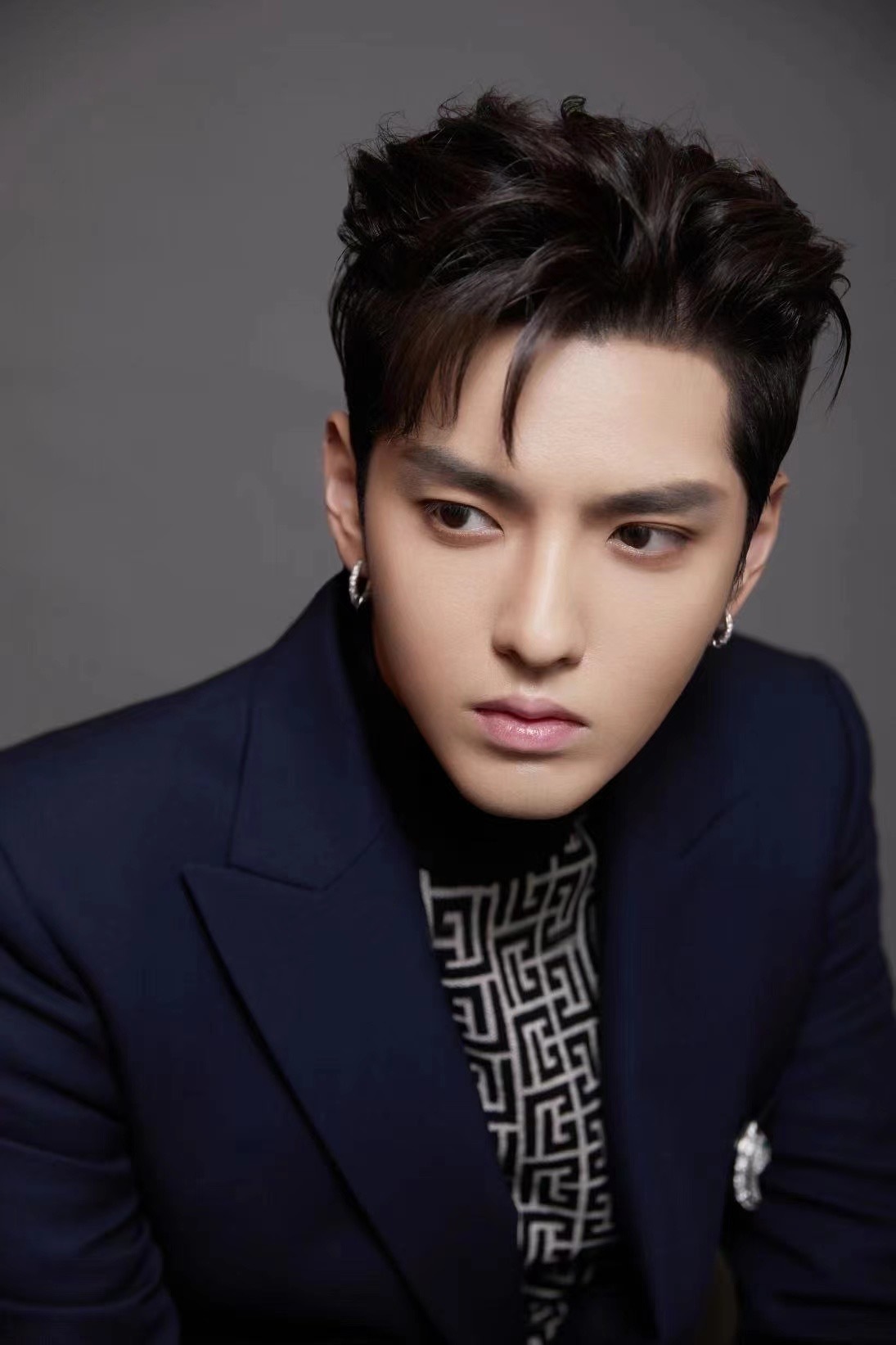 西装吴亦凡太帅啦!出发图拍出杂志大片的质感