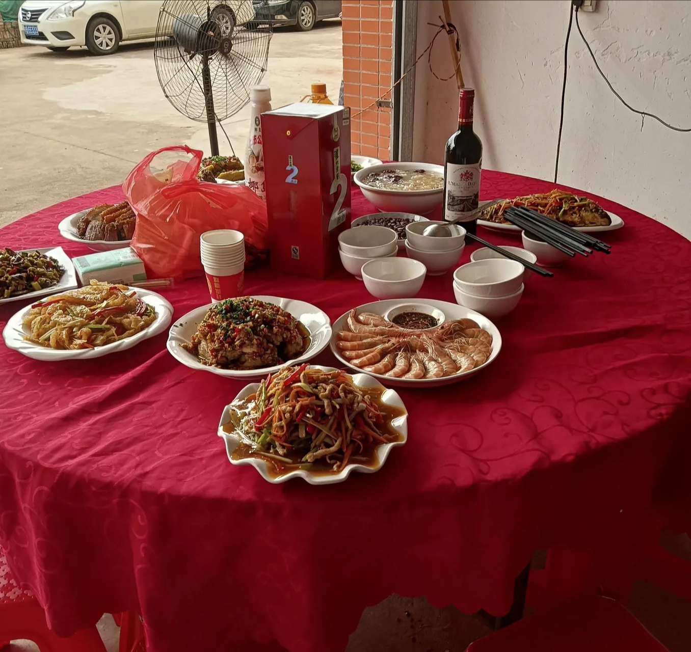 今天满月酒吃席,每桌12个菜.