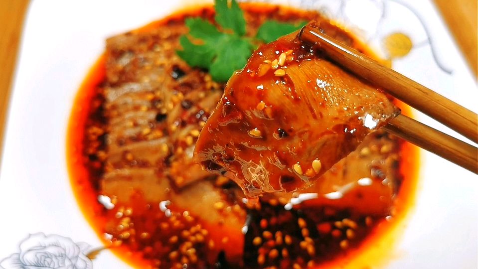 四川夏季凉菜凉拌猪舌头,这样调酱汁,不比饭店大厨差