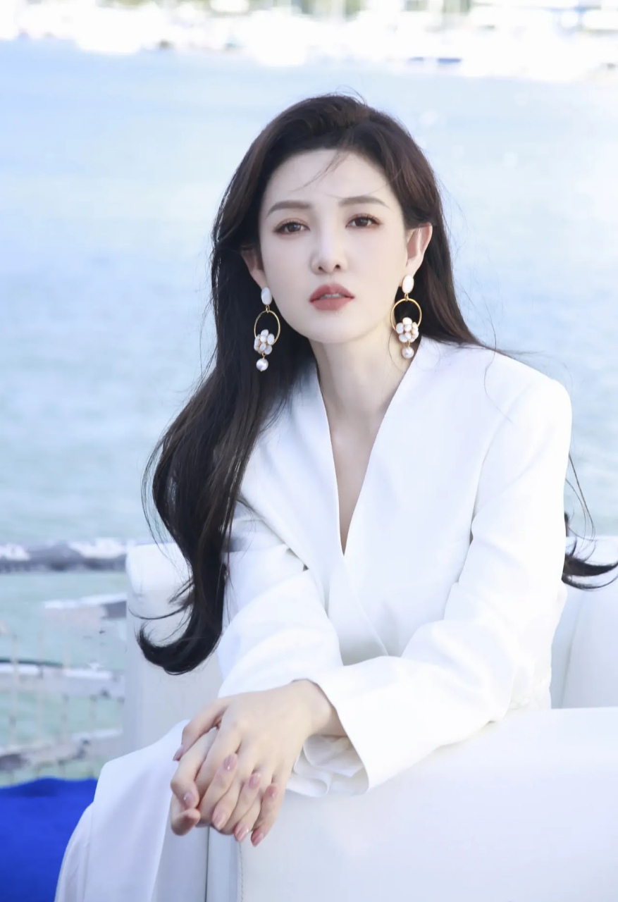 美女主持人郭玮,一身纯白西服套装,面容精致,优雅迷人