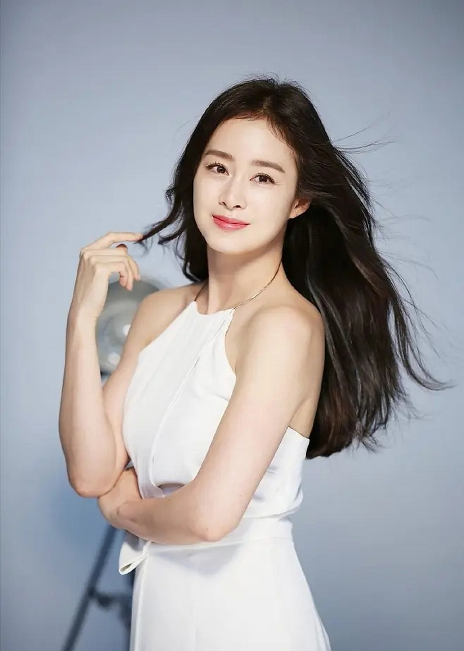 韩国著名女星:金泰希(kim tae hee),1980年3月29日出生于韩国,毕业于