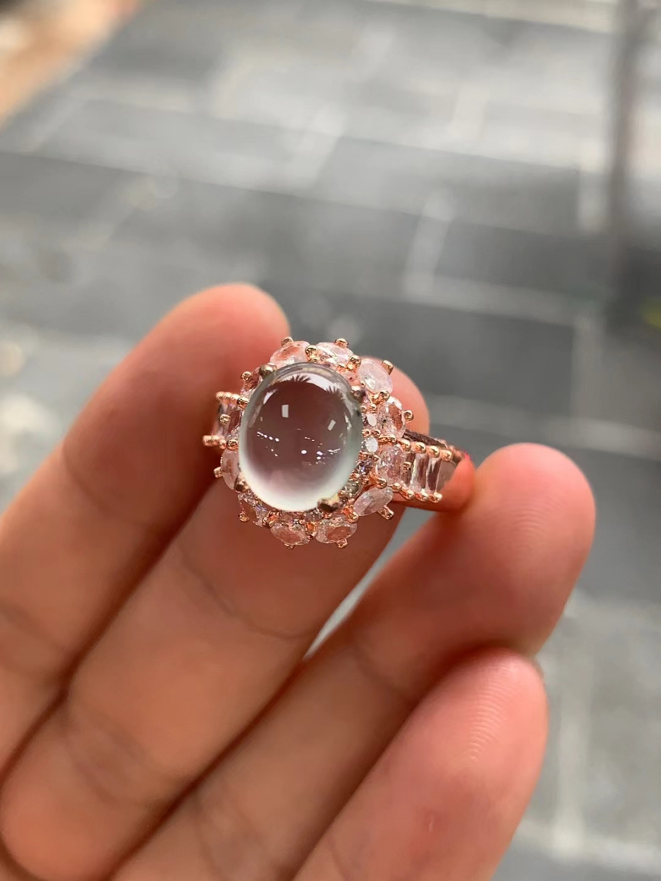 点击头像看直播# #翡翠# 高冰玻璃戒面,老坑种强荧光,质地纯净,无