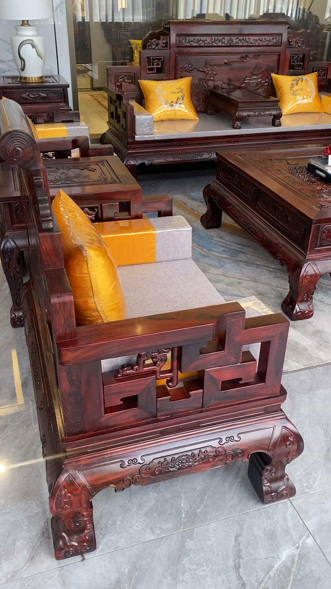 大卷书沙发十三件套,材质阔叶黄檀,摆在别墅客厅,相当有档次!-度小视