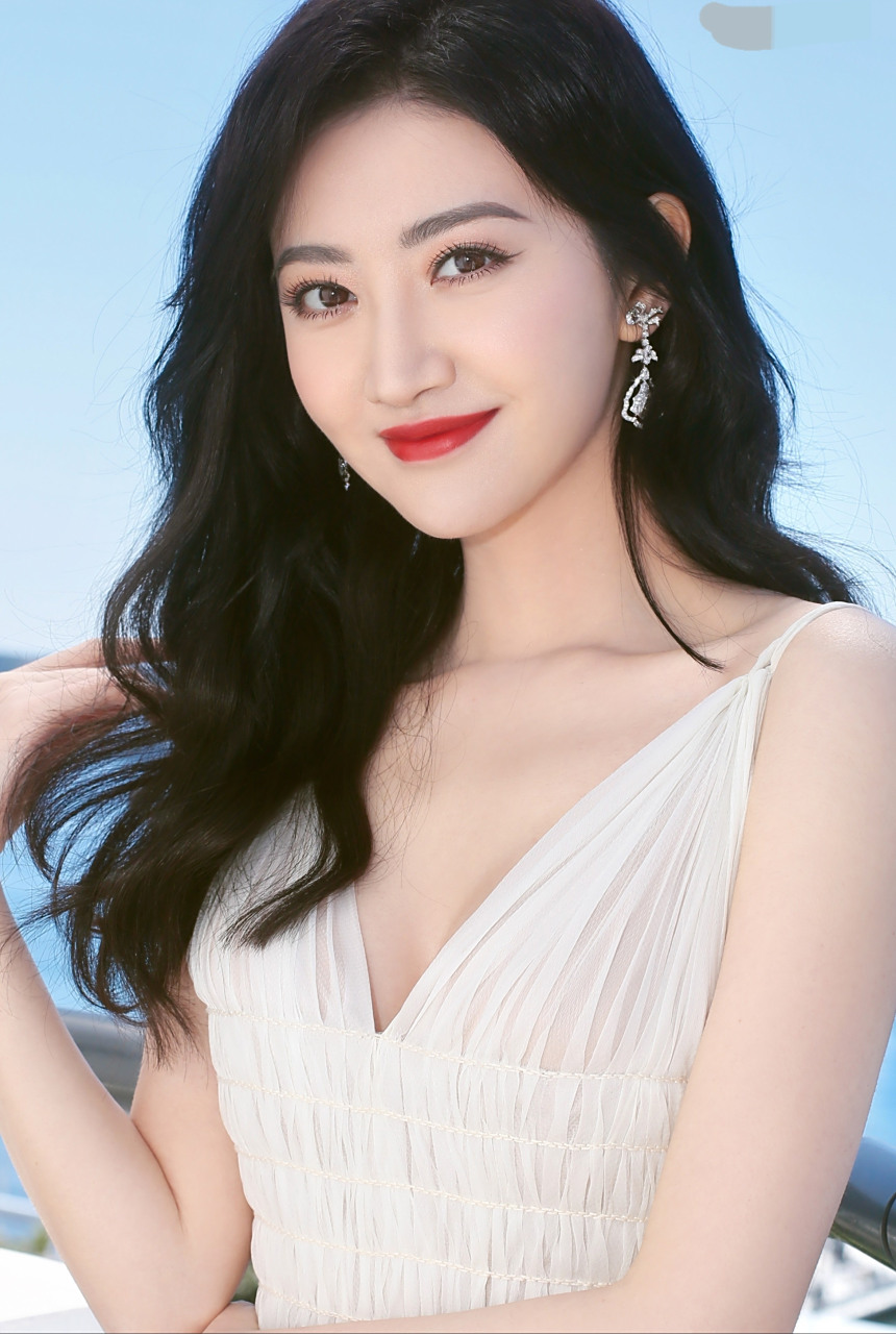 景甜在白色深v吊带连衣裙中展现出了她的女神气质和自信.